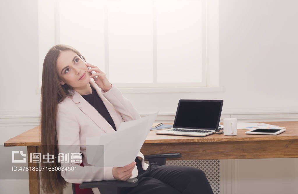 商务电话咨询 女士在办公室的企业管理咨询